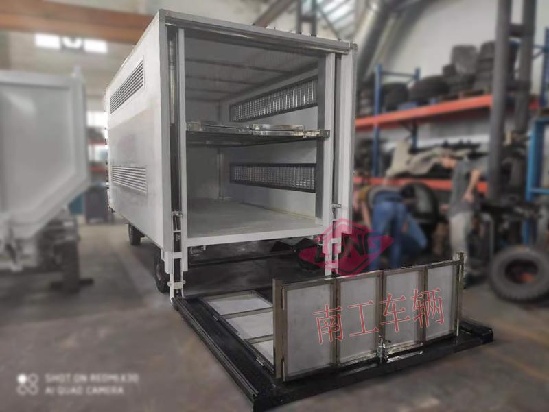 5吨厢式三亿在线登录-三亿(中国)带垂直升降尾板工具拖车
