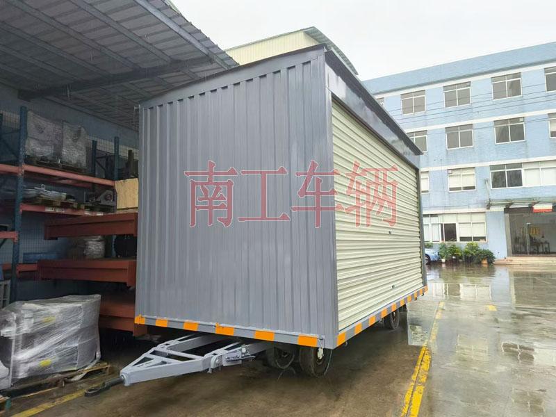 10吨箱式三亿在线登录-三亿(中国)两侧带卷帘门 牵引雨篷拖车