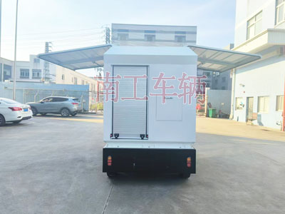 2吨电动三亿在线登录-三亿(中国) 飞翼箱式工具拖车I.jpg